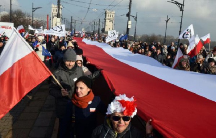 Près de 15.000 manifestants à Varsovie pour défendre la démocratie et Walesa